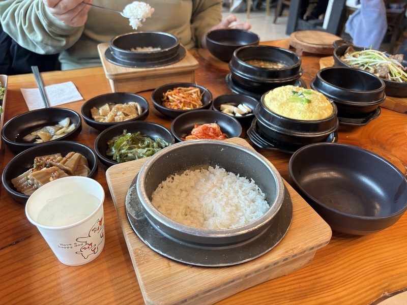 돌솥에 갓 지어 낸 철원 오대쌀 밥과 밑반찬, 달걀찜