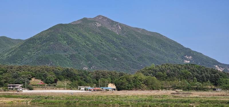 철원군 상노리, 들판 뒤로 솟은 푸른 산
