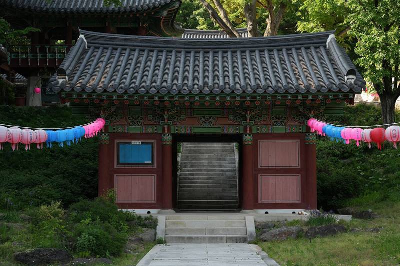 연등이 걸린 철원 도피안사의 해탈문과 돌계단